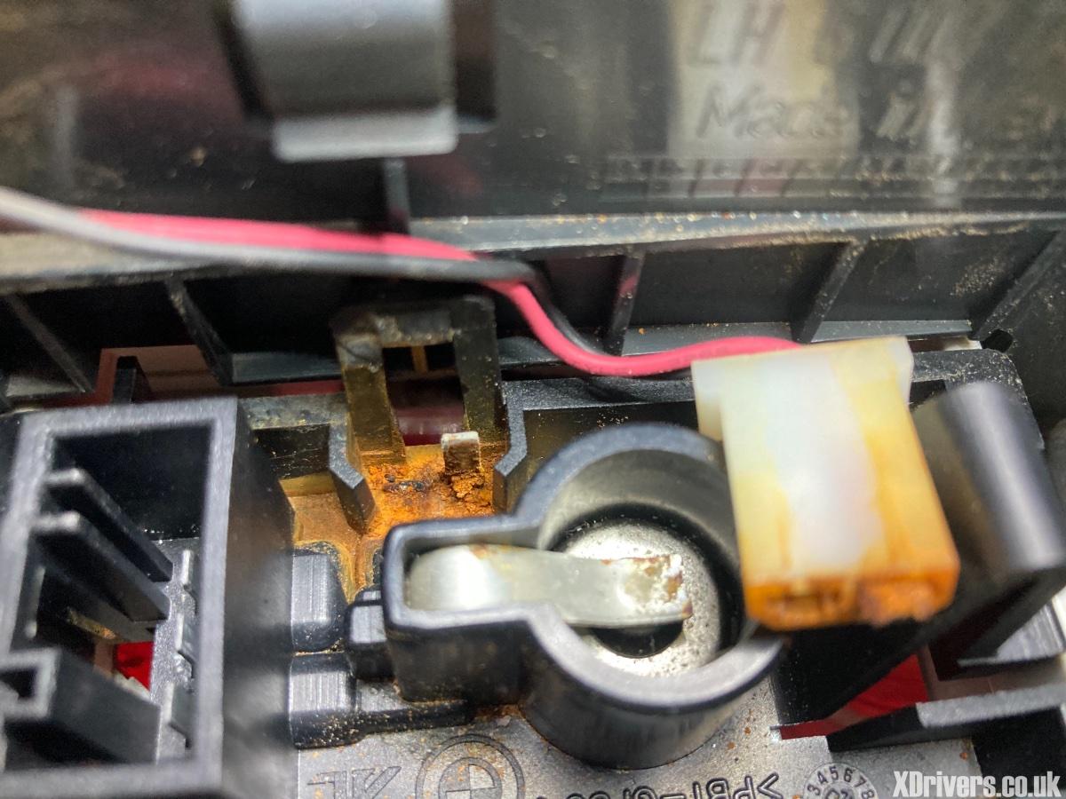 this shows the fog light and the connector for the LED, notice there is now only one spade terminal